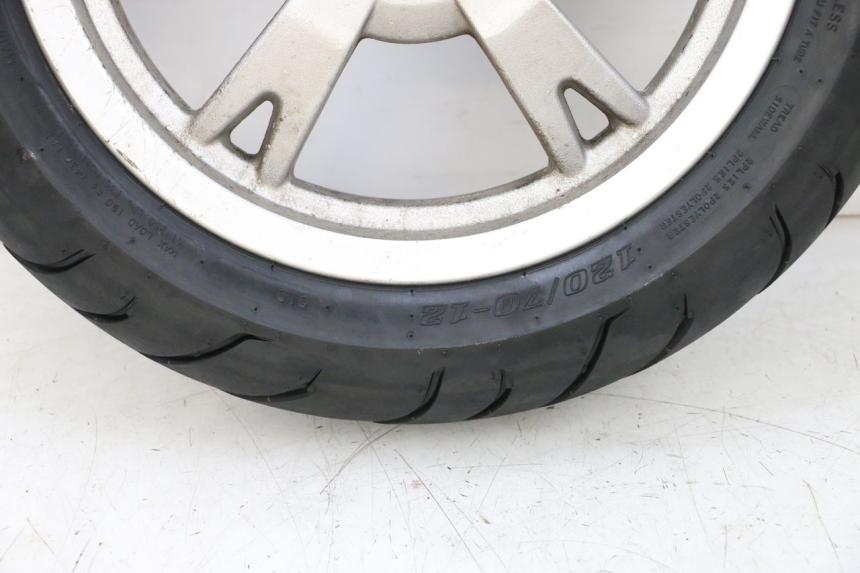 photo de HINTERRADFELGE UND REIFEN PEUGEOT KISBEE 4T 50 (2018 - 2022) - Hochauflösende Nahaufnahme