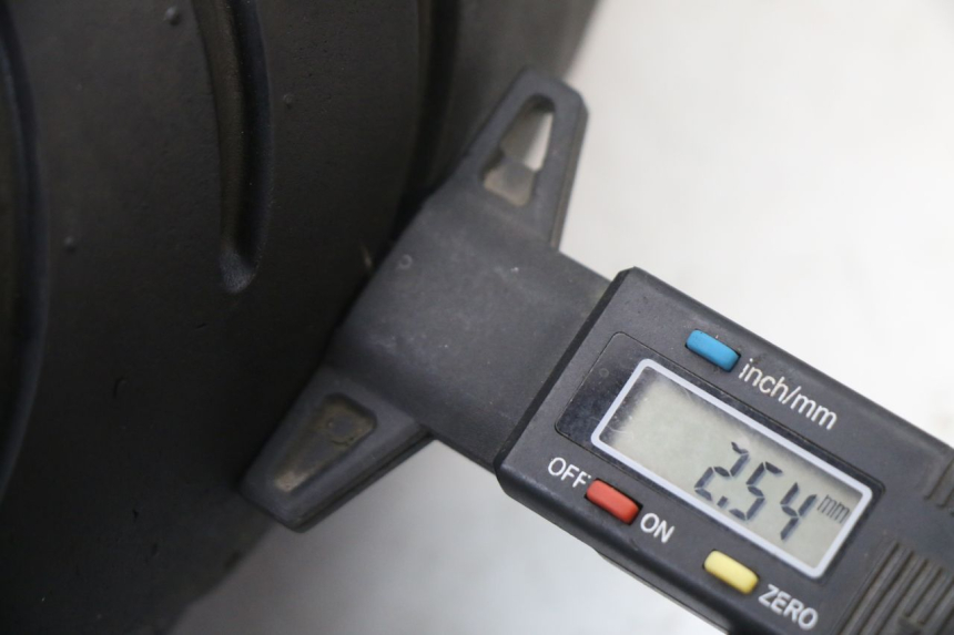 photo de HINTERRADFELGE UND REIFEN LONGJIA SHARPY 125 (2020 - 2024) - Hochauflösende Nahaufnahme