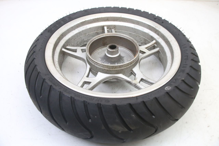 photo de HINTERRADFELGE UND REIFEN LONGJIA SHARPY 125 (2020 - 2024) - Details der Befestigungspunkte