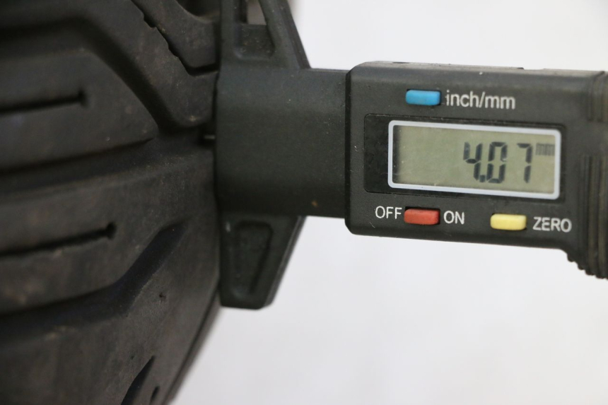 photo de HINTERRADFELGE UND REIFEN PIAGGIO MP3 HPE 310 (2024 - 2025) - Detailansicht des Bauteils