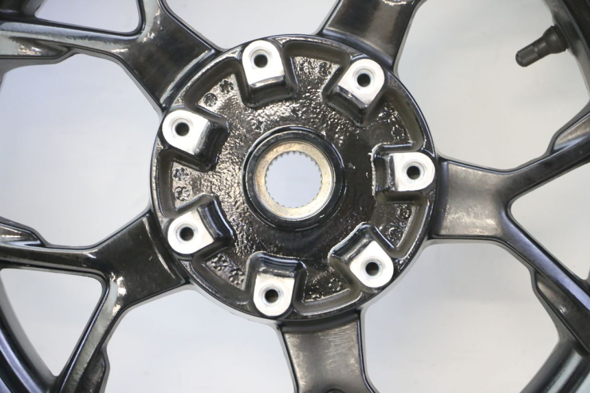 photo de HINTERRADFELGE UND REIFEN PIAGGIO MP3 HPE 310 (2024 - 2025) - Hochauflösende Nahaufnahme