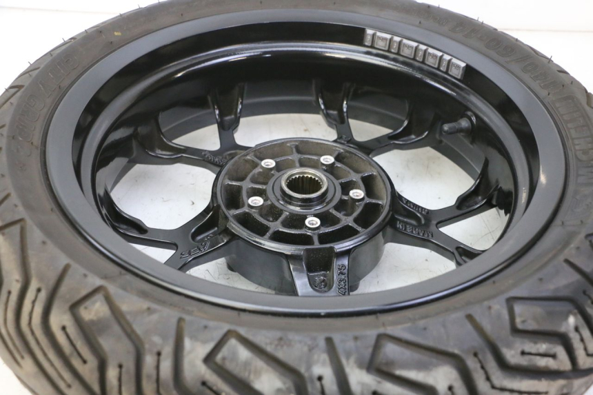 photo de HINTERRADFELGE UND REIFEN PIAGGIO MP3 HPE 310 (2024 - 2025) - Zoom auf Gebrauchszustand