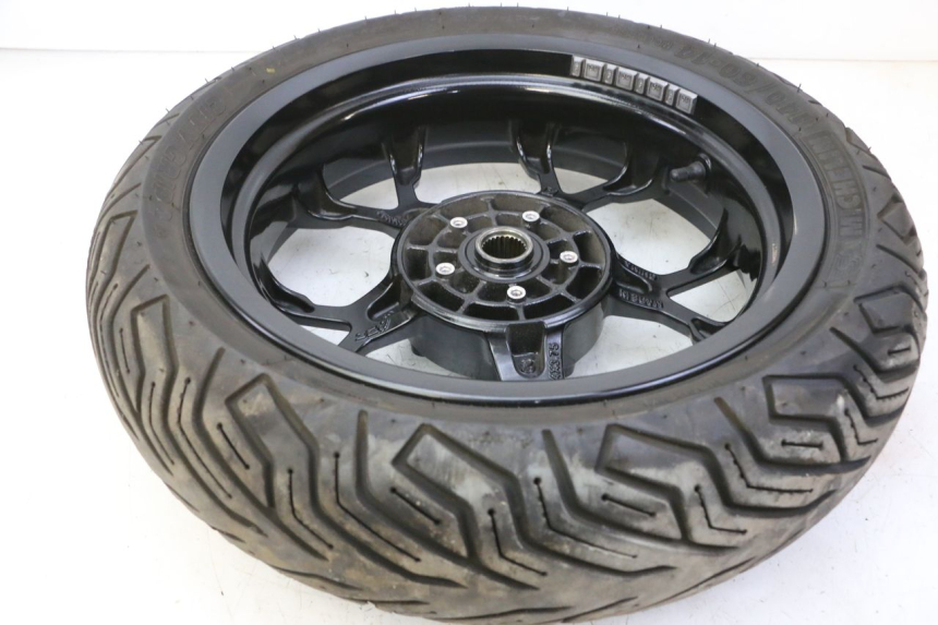 photo de HINTERRADFELGE UND REIFEN PIAGGIO MP3 HPE 310 (2024 - 2025) - Technische Nahaufnahme
