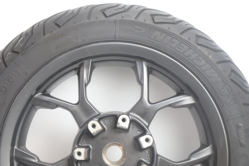 photo de HINTERRADFELGE UND REIFEN PIAGGIO MP3 HPE 530 (2022 - 2026) - Detailansicht des Bauteils