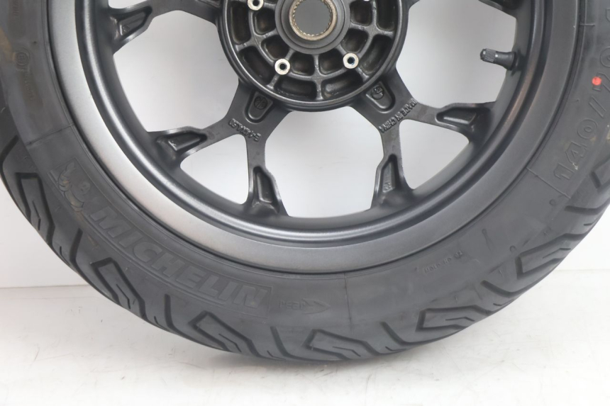 photo de HINTERRADFELGE UND REIFEN PIAGGIO MP3 HPE 530 (2022 - 2026) - Zoom auf Komponenten