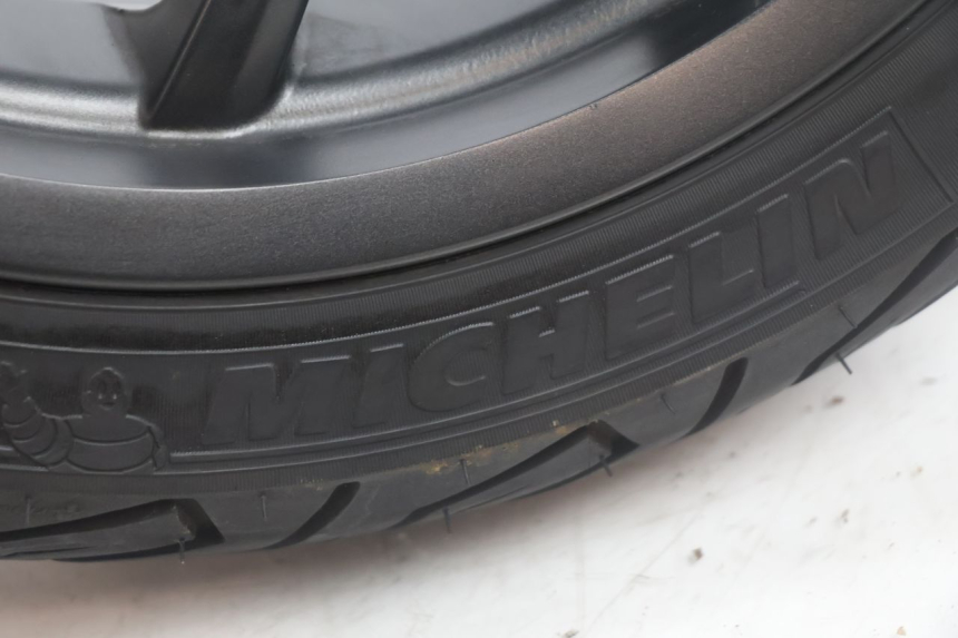photo de HINTERRADFELGE UND REIFEN PIAGGIO MP3 HPE 530 (2022 - 2026) - Alternativer Blickwinkel