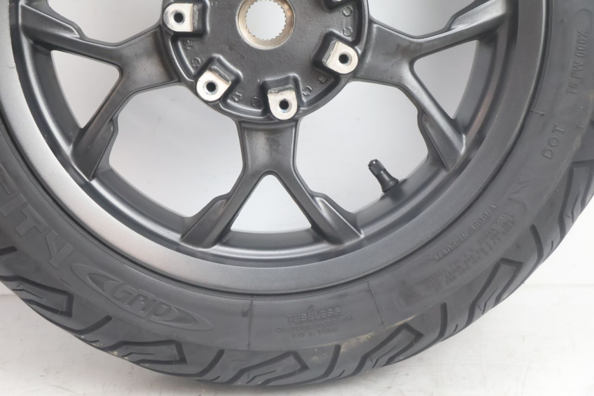 photo de HINTERRADFELGE UND REIFEN PIAGGIO MP3 HPE 530 (2022 - 2026) - Zoom auf Gebrauchszustand