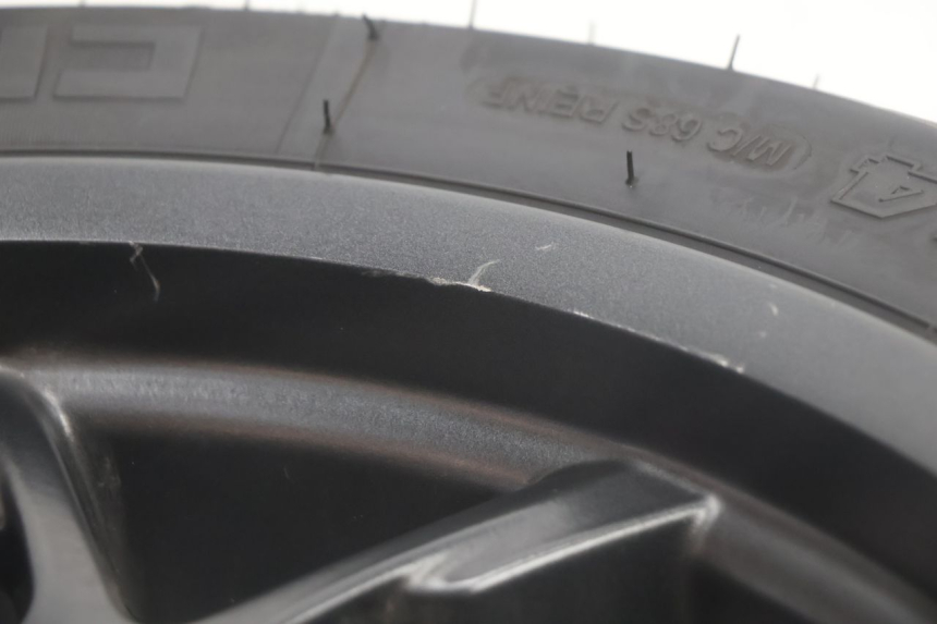 photo de HINTERRADFELGE UND REIFEN PIAGGIO MP3 HPE 530 (2022 - 2026) - Oberflächenzustand und Material