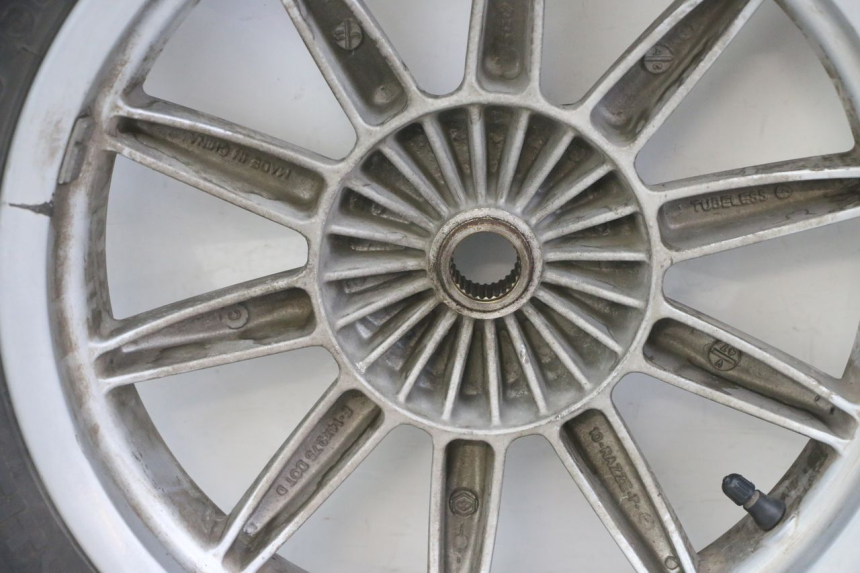 photo de HINTERRADFELGE UND REIFEN PIAGGIO MP3 LT 300 (2010 - 2016) - Details der Befestigungspunkte