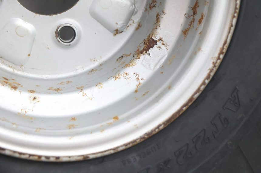 photo de HINTERRADFELGE UND REIFEN KYMCO MXU R 250 (2004 - 2010) - Details der Befestigungspunkte