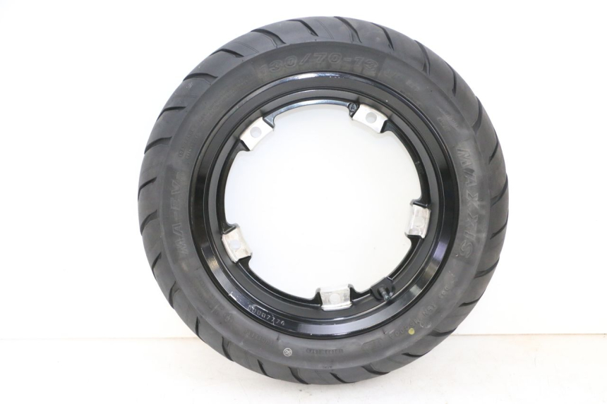 photo de HINTERRADFELGE UND REIFEN YAMAHA NEO'S CORE 1 (2022 - 2026) - Hochauflösende Nahaufnahme