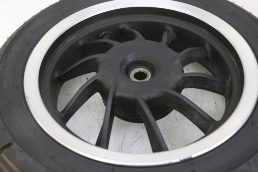 photo de HINTERRADFELGE UND REIFEN KYMCO LIKE 4T 50 (2019 - 2025) - Details der Befestigungspunkte