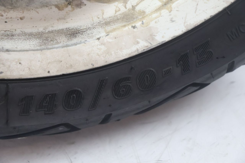 photo de HINTERRADFELGE UND REIFEN MBK NITRO 50 (2004 - 2008) - Fokus auf die Struktur