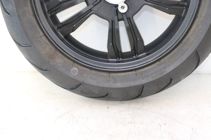photo de HINTERRADFELGE UND REIFEN JM MOTORS R-MAX TECH 50 (2024 - 2026) - Hochauflösende Nahaufnahme