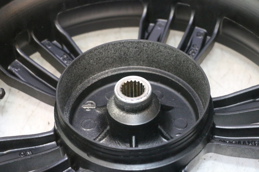 photo de HINTERRADFELGE UND REIFEN JM MOTORS R-MAX TECH 50 (2024 - 2026) - Technische Nahaufnahme
