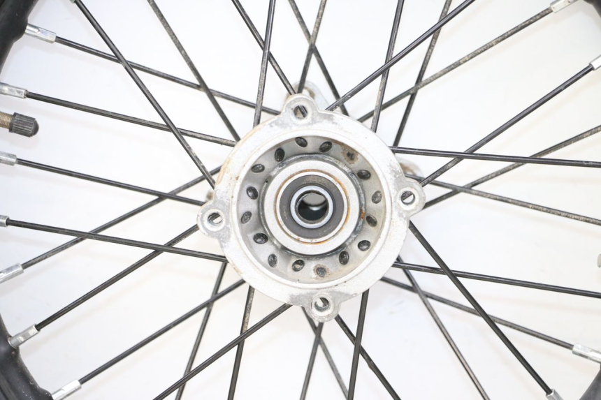 photo de HINTERRADFELGE UND REIFEN APOLLO RFZ 125 - Fokus auf die Struktur