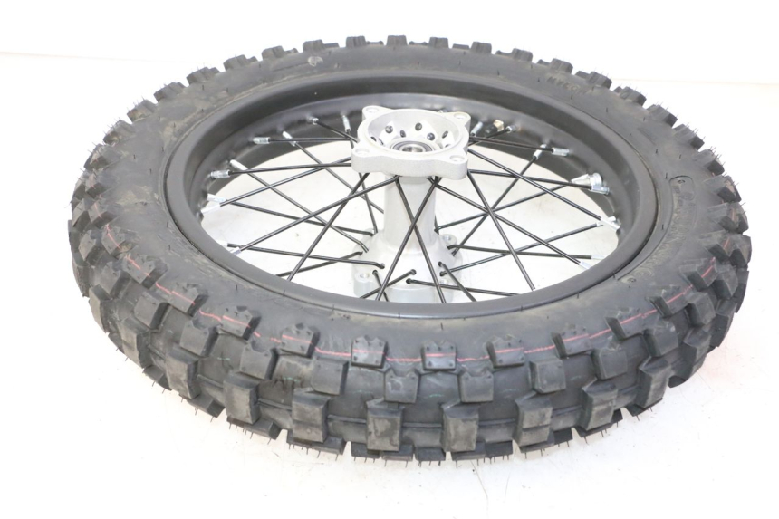 photo de HINTERRADFELGE UND REIFEN APOLLO RFZ 125 - Technische Nahaufnahme