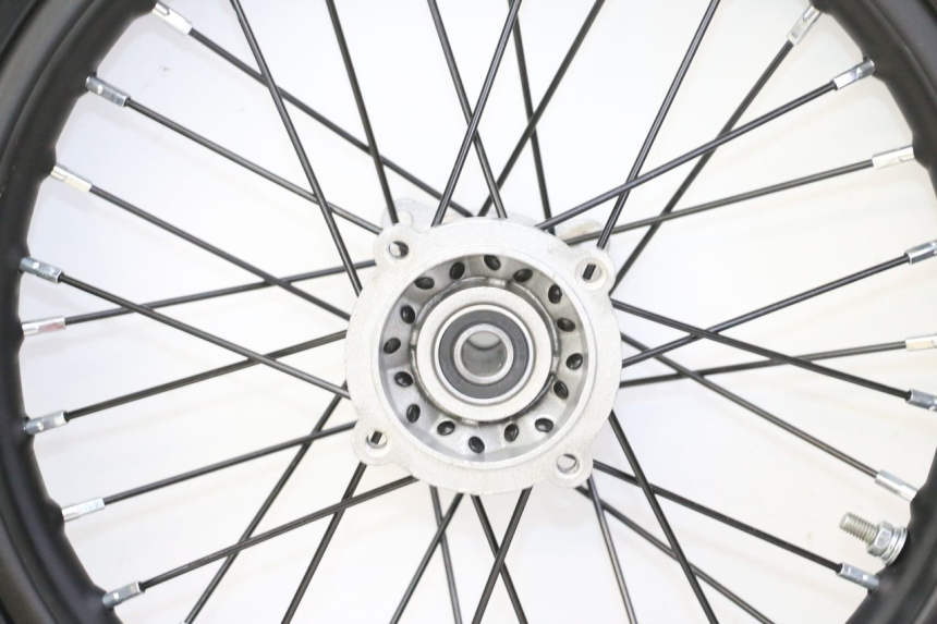 photo de HINTERRADFELGE UND REIFEN APOLLO RFZ 125 - Details der Befestigungspunkte