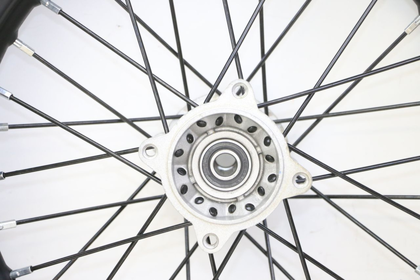 photo de HINTERRADFELGE UND REIFEN APOLLO RFZ 125 - Kennzeichnungen und Originalreferenzen