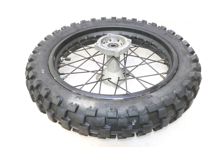 photo de HINTERRADFELGE UND REIFEN APOLLO RFZ 125 - Hochauflösende Nahaufnahme