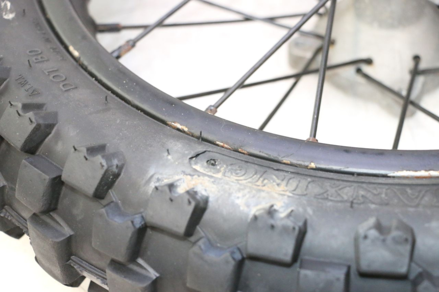 photo de HINTERRADFELGE UND REIFEN APOLLO RFZ 125 - Detaillierte Sichtprüfung
