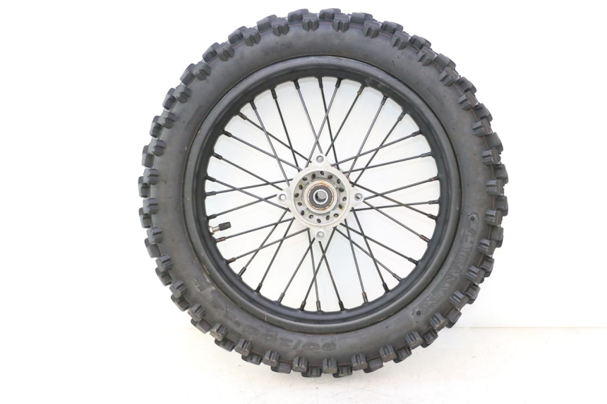 photo de HINTERRADFELGE UND REIFEN APOLLO RFZ 125 - Fokus auf die Struktur