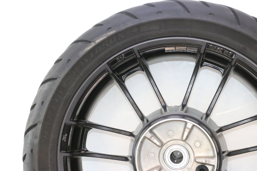 photo de HINTERRADFELGE UND REIFEN HARLEY DAVIDSON ROAD GLIDE FLTRXSE 1920 (2018 - 2022) - Oberflächenzustand und Material
