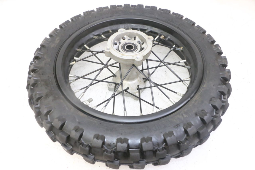 photo de HINTERRADFELGE UND REIFEN APOLLO RXF 125 - Technische Nahaufnahme