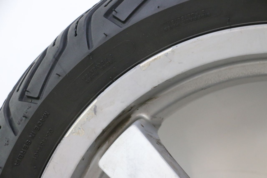 photo de HINTERRADFELGE UND REIFEN PEUGEOT SATELIS 125 (2006 - 2009) - Hochauflösende Nahaufnahme