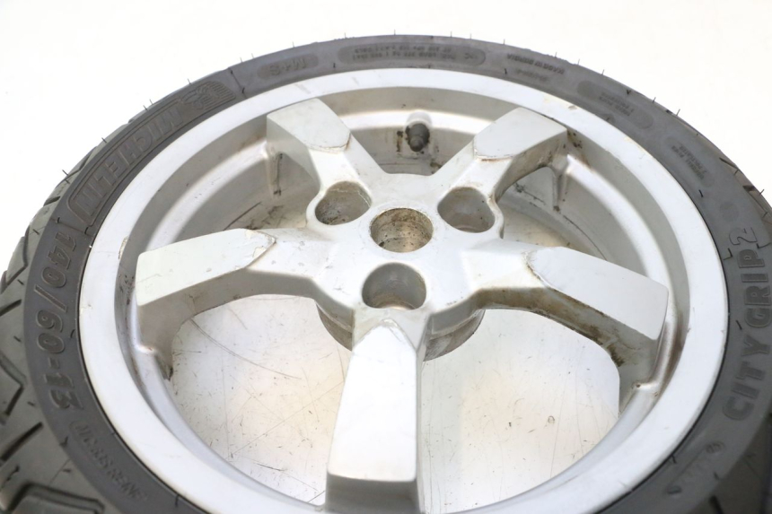 photo de HINTERRADFELGE UND REIFEN PEUGEOT SATELIS 125 (2006 - 2009) - Technische Nahaufnahme