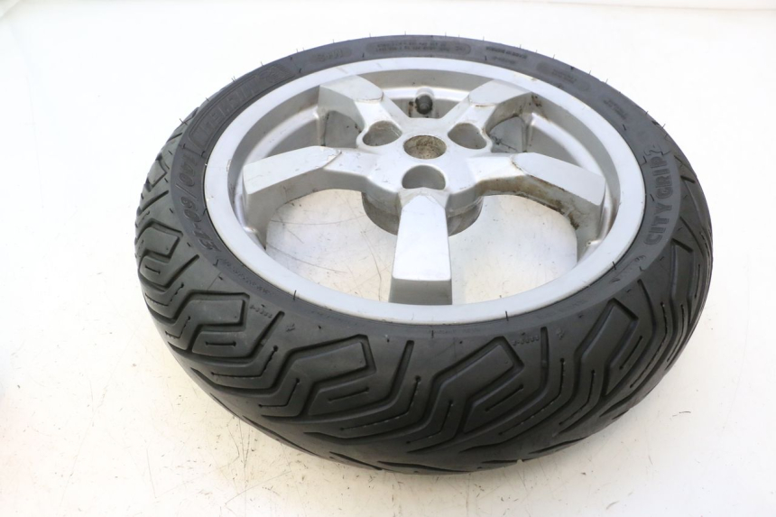 photo de HINTERRADFELGE UND REIFEN PEUGEOT SATELIS 125 (2006 - 2009) - Details der Befestigungspunkte