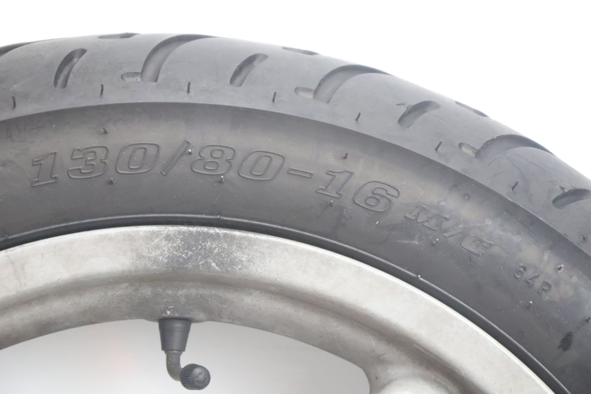 photo de HINTERRADFELGE UND REIFEN APRILIA SCARABEO GT 125 (1999 - 2007) - Hochauflösende Nahaufnahme