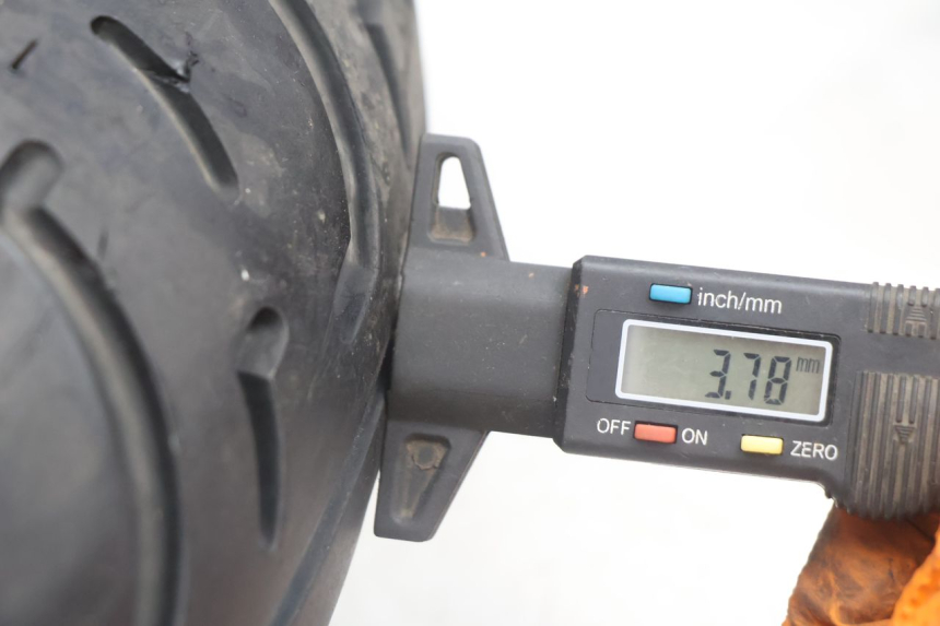 photo de HINTERRADFELGE UND REIFEN APRILIA SCARABEO GT 125 (1999 - 2007) - Detaillierte Sichtprüfung