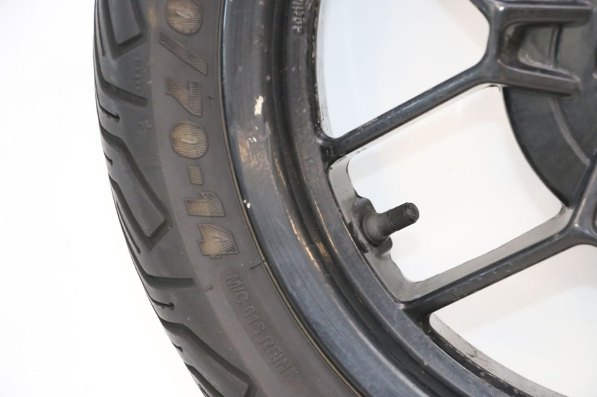 photo de HINTERRADFELGE UND REIFEN APRILIA SR MOTARD 50 (2012 - 2018) - Details der Befestigungspunkte