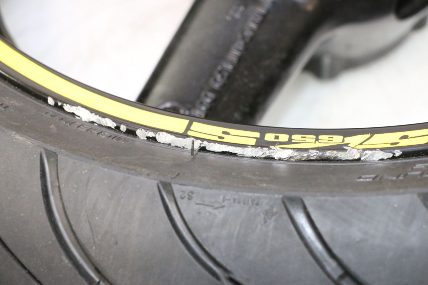 photo de HINTERRADFELGE UND REIFEN SUZUKI SV S 650 (2003 - 2009) - Technische Nahaufnahme