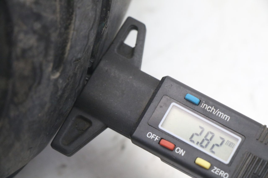 photo de HINTERRADFELGE UND REIFEN PEUGEOT VIVACITY NEW 2T 50 (2008 - 2017) - Hochauflösende Nahaufnahme