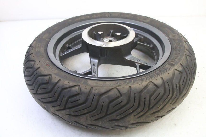 photo de HINTERRADFELGE UND REIFEN YAMAHA XMAX X-MAX 125 (2021 - 2025) - Detailansicht des Bauteils