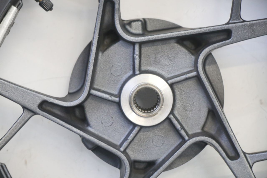 photo de HINTERRADFELGE UND REIFEN YAMAHA XMAX X-MAX 125 (2021 - 2025) - Kennzeichnungen und Originalreferenzen