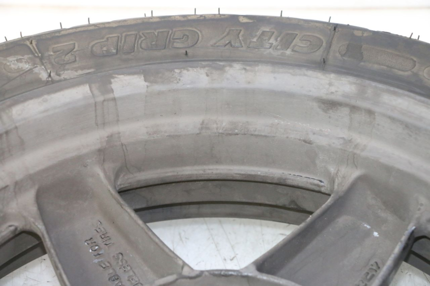 photo de HINTERRADFELGE UND REIFEN YAMAHA X-MAX XMAX 125 (2010 - 2013) - Details der Befestigungspunkte