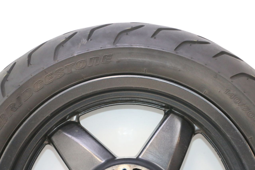photo de HINTERRADFELGE UND REIFEN YAMAHA XMAX X-MAX 125 (2006 - 2009) - Fokus auf die Struktur