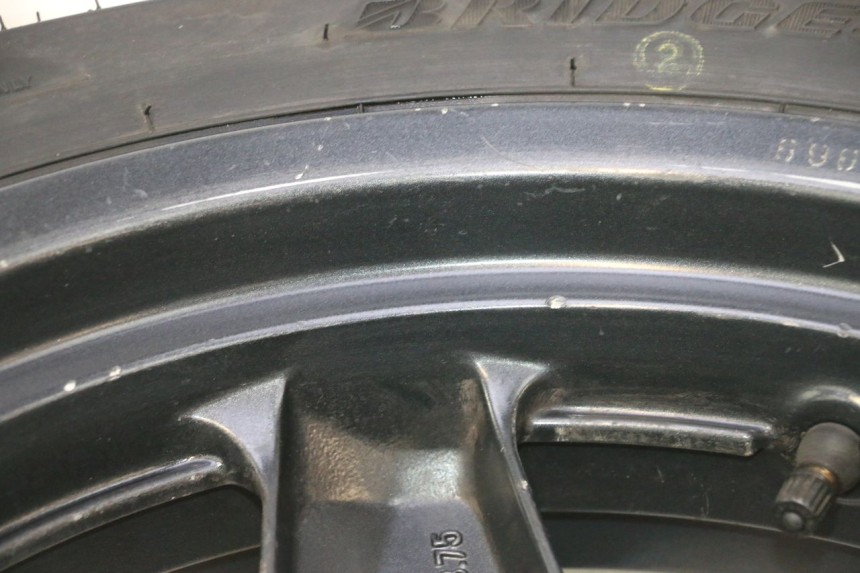 photo de HINTERRADFELGE UND REIFEN YAMAHA XMAX X-MAX 125 (2006 - 2009) - Details der Befestigungspunkte