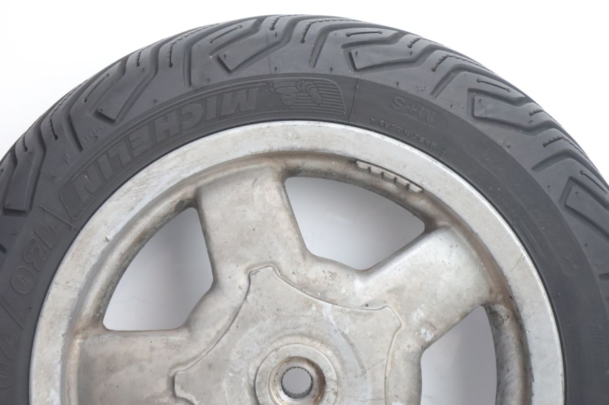 photo de HINTERRADFELGE UND REIFEN PIAGGIO X8 STREET 125 (2006 - 2007) - Detailansicht des Bauteils