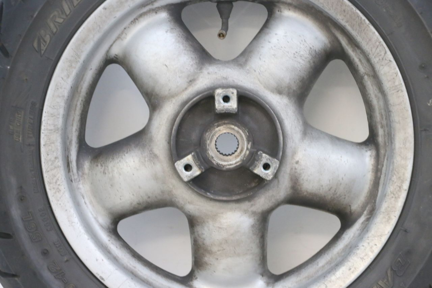 photo de HINTERRADFELGE UND REIFEN YAMAHA YP MAJESTY 125 (2002 - 2006) - Hochauflösende Nahaufnahme