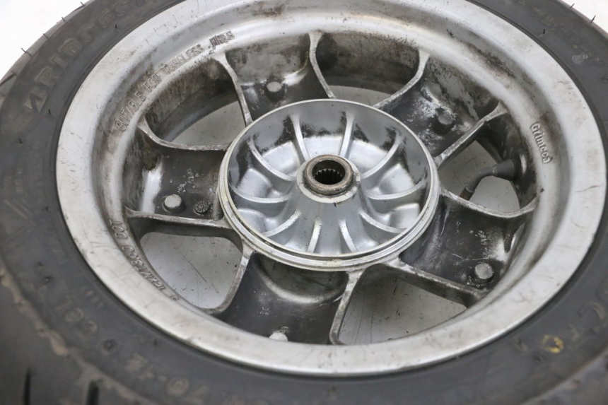 photo de HINTERRADFELGE UND REIFEN YAMAHA YP MAJESTY 125 (2002 - 2006) - Alternative Perspektive