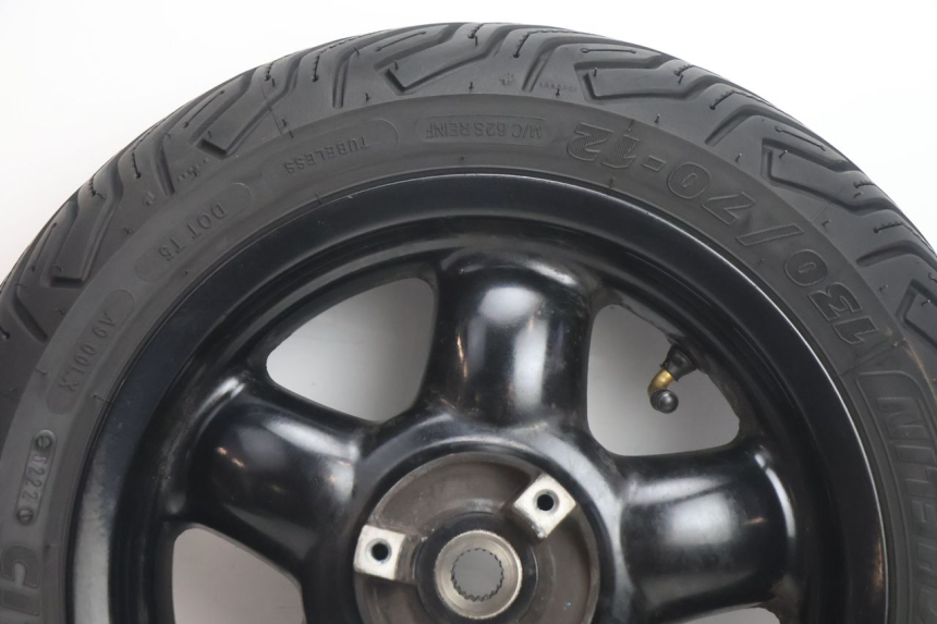 photo de HINTERRADFELGE UND REIFEN YAMAHA YP MAJESTY 125 (2002 - 2006) - Detailansicht des Bauteils