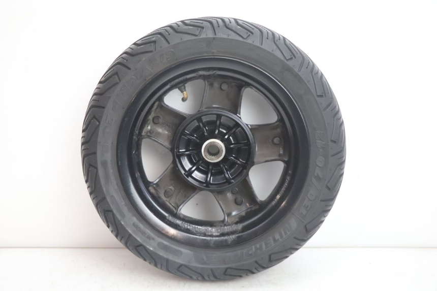 photo de HINTERRADFELGE UND REIFEN YAMAHA YP MAJESTY 125 (2002 - 2006) - Details der Befestigungspunkte