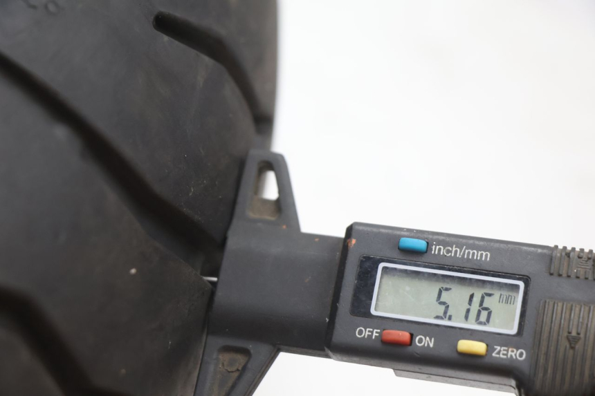 photo de HINTERRADFELGE UND REIFEN YAMAHA YZF R GENESIS 750 (1993 - 1998) - Fokus auf die Struktur