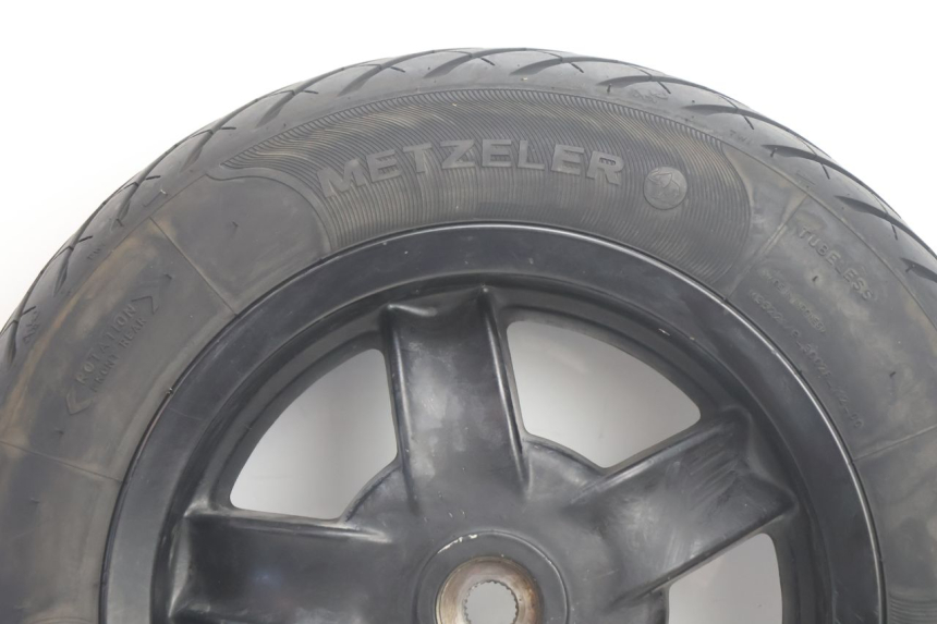 photo de HINTERRADFELGE UND REIFEN PIAGGIO ZIP IGET 4T 50 (2021 - 2023) - Detailansicht des Bauteils