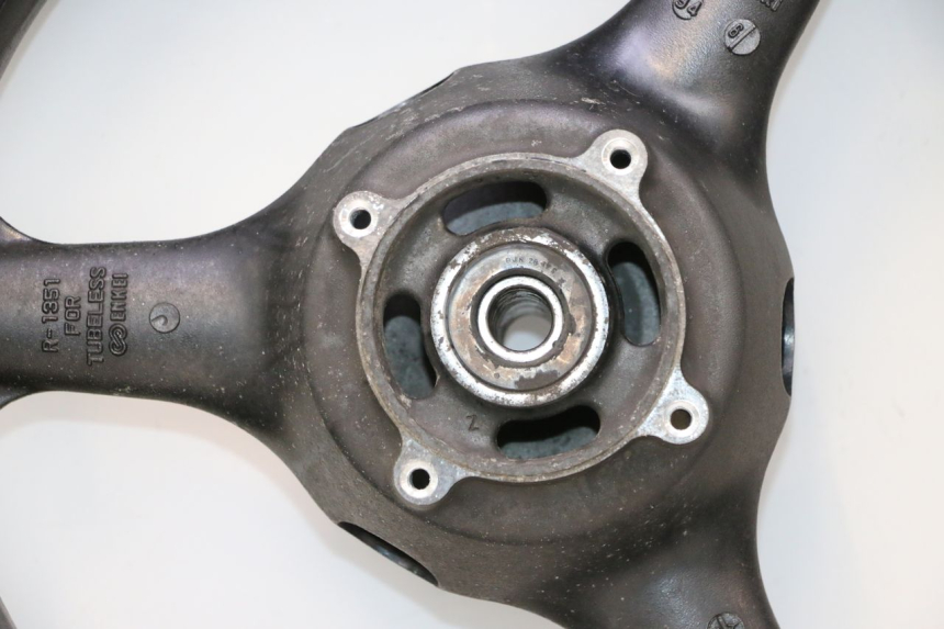 photo de HINTERRADFELGE UND REIFEN KAWASAKI ZX-6R ZX6R 600 (1995 - 1997) - Fokus auf die Struktur