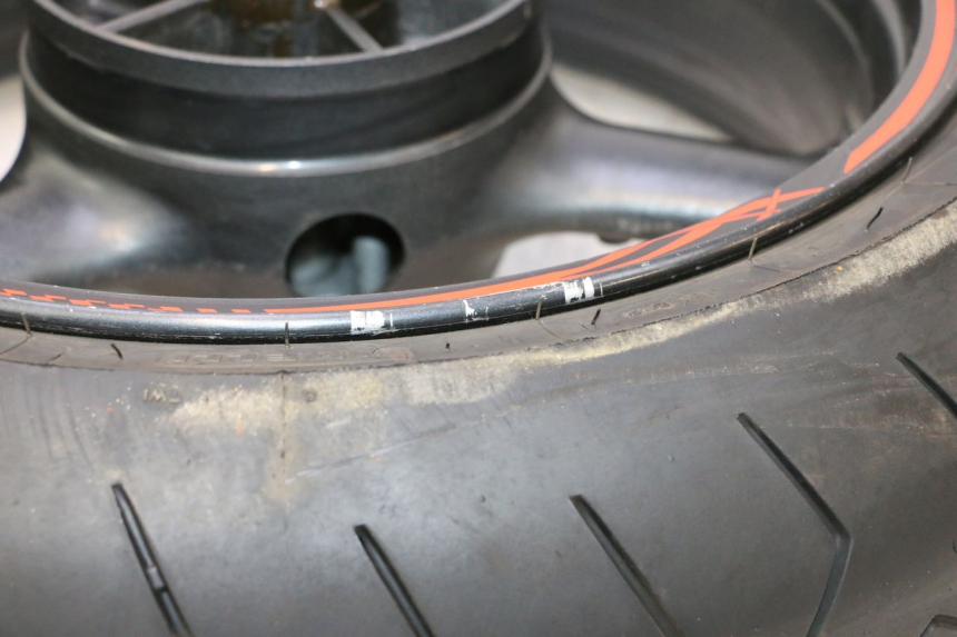 photo de HINTERRADFELGE UND REIFEN KAWASAKI ZX-6R ZX6R 600 (1995 - 1997) - Alternative Perspektive